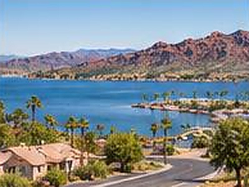 Lake with homes and palm trees in western Arizona